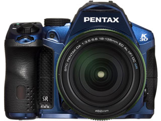 【クリックで詳細表示】PENTAX/ペンタックス 【単三電池ホルダープレゼント】K-30 18-135レンズキット(クリスタルブルー) ＜br＞ 【単三電池ホルダープレゼント】