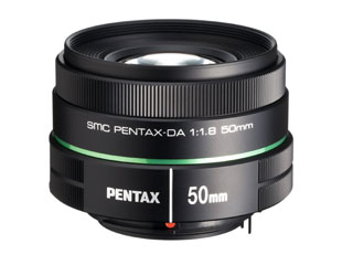 【クリックで詳細表示】PENTAX/ペンタックス smc PENTAX-DA 50mmF1.8 中望遠レンズ 【送料代引き手数料無料！】 ＜br＞ DA35mmF2.4ALとの激安セットもあります！