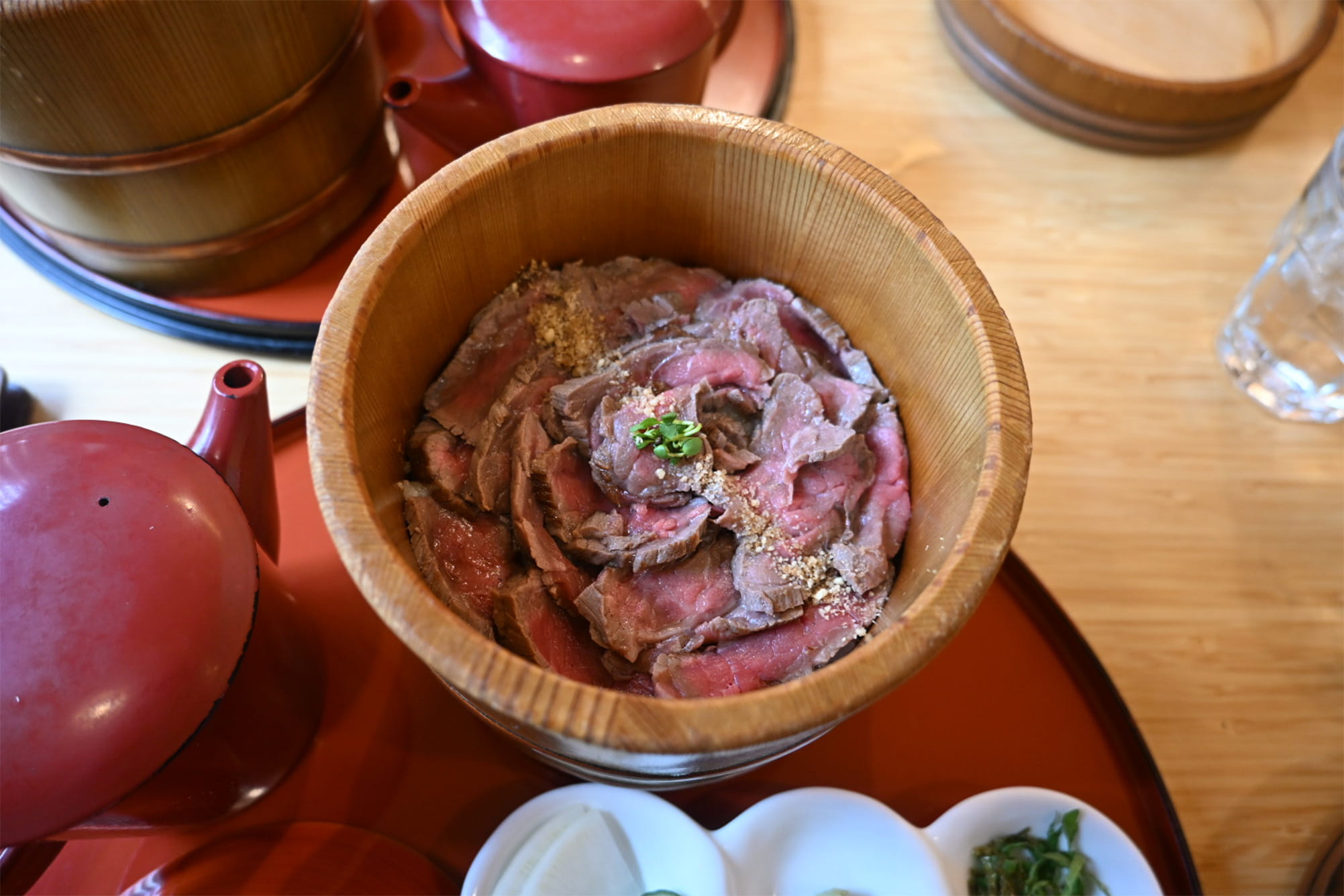 京都で食べたい!「肉まぶし御膳」。ジューシーなお肉があふれんばかりです! 京都で食べたい!「肉まぶし御膳」。ジューシーなお肉があふれんばかりです!