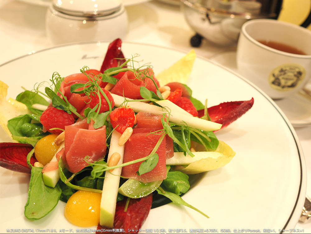 ̐nƐ񂲂̃T_M.ZUIKO DIGITAL 17mm F1.8 IIAA[hAœ_34mm(35mmZ)AVb^[x 1/2.5bAilF3.5AIo␳+0.70EVAISO80AdオPortraitAʓx+1AV[vlX+1