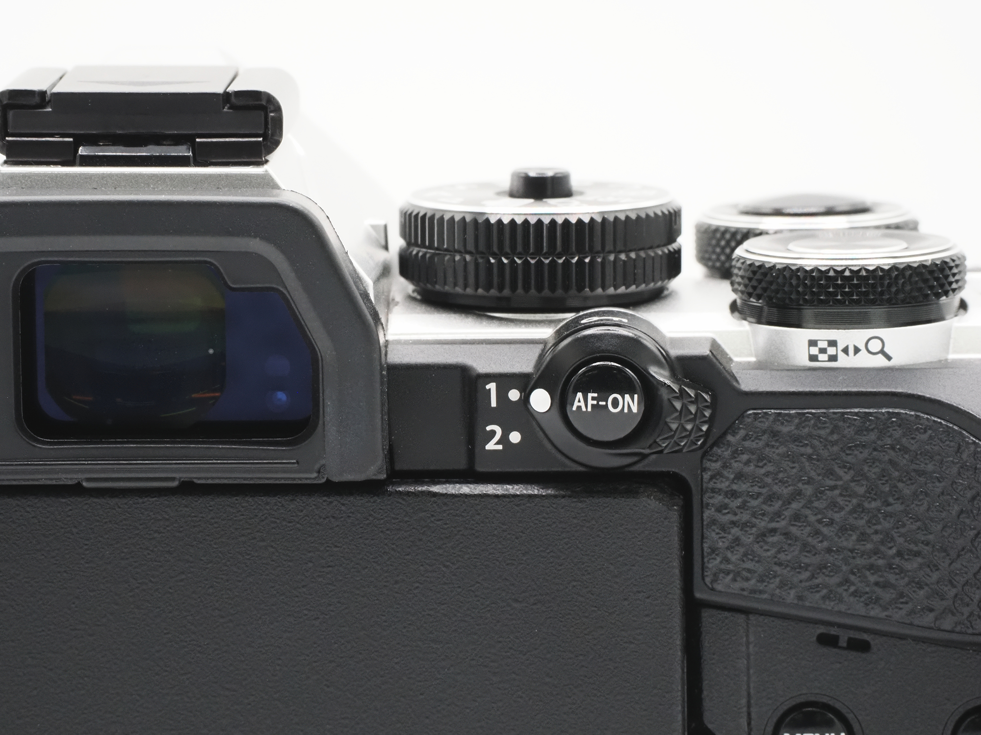 AF-ON ボタンになって、親指AFも可能に! AF-ON ボタンになって、親指AFも可能に!